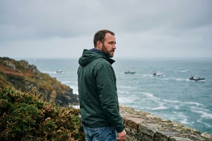 Homme pensif sur une falaise bretonne au bord de l'Atlantique